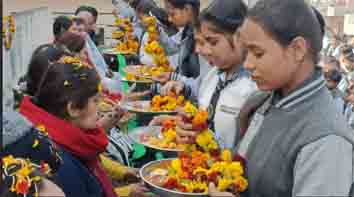 छिंदवाड़ा यशो:- परम् पूज्य संत श्री आशारामजी बापू की पावन प्रेरणा से विश्व के 167 देशों में मनाया जाने वाला मातृ - पितृ पूजन दिवस की धूम जिले सहित पूरे देश में रही । यह कार्यक्रम जिले के 1462 ग्रामों, हजारों स्कूलों, तथा देश की 69 लाख शैक्षणिक संस्थानों में सम्पन्न हुआ। आयोजक श्री योग वेदांत सेवा समिति ने गत 2 माह पूर्व ही देश में कार्यरत 2500 समितियाँ और 551 आश्रमों की जिम्मेदारी सुनिश्चित कर दी थी । बच्चों में , विद्यार्थियों में , युवाओं में अपने अपने माता-पिता के प्रति पूज्य भाव प्रकट हो इस निमित्त प्रतिवर्ष यह आयोजन करवाये जातें हैं। सन 2006 में इसकी शुरुआत छिंदवाड़ा गुरुकुल से हुई थी। आज विश्व के 167 देशों का पर्व बन गया । इस सफल पहल के कारण अमेरिका जैसे सुपर पावर देश के कैलिफोर्निया विधानसभा ने सन 2020 में पूज्य बापूजी को सर्वोच्च सम्मान से सम्मानित किया ।