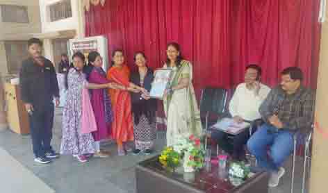 छिन्दवाड़ा यशो:- मेंटल हेल्थ कार्यक्रम के अंतर्गत चौरई स्थित पीएम श्री केंद्रीय विद्यालय में संकल्प वेलफेयर सोसाइटी के सहयोग से प्राचार्य संदीप साहू की उपस्थिति में मेंटल हेल्थ कार्यक्रम के अंतर्गत डॉ तुषार तलहल मानसिक रोग विशेषज्ञ ने छात्रों को तनाव और परीक्षा के दबाव का मैनेजमेंट और शिक्षकों को लक्षणों के आधार किन छात्रों को चिकित्सक के पास भेजना हे,जिससे समय पर समाधान किया जा सके,डॉ विकास द्विवेदी ने कम समय को देखते हुए परीक्षा की तैयारी सब्जेक्ट के अनुसार कैसे की जाए जिससे अच्छे रिजल्ट प्राप्त हो।