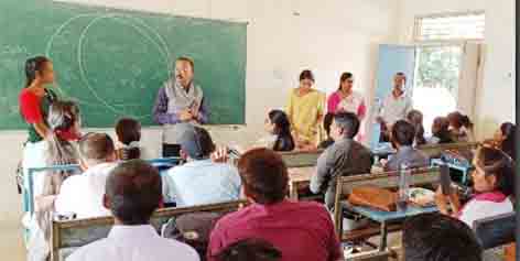 छिंदवाड़ा यशो:- जीवन में जितना संघर्ष होगा सफलता की मंजिल उतनी करीब होगी।आपको अपना लक्ष्य प्राप्त करने कठिन परिश्रम करना होगा।उक्त बाते रविवार को पी जी कॉलेज छिंदवाड़ा में मध्यप्रदेश जन अभियान परिषद की बीएसडब्ल्यू एमएसडब्ल्यू की क्लास में राष्ट्रपति पुरस्कार प्राप्त शिक्षा विद एवम परामर्शदाता विनोद तिवारी ने युवाओं से कही।उन्होंने कहा की आज युवा थोड़ा सा सक्सेस होने से चूक जाते है तो तुरंत तनाव में आ जाते है और कभी कभी तो आत्महत्या जैसे गलत कदम भी उठा लेते है जो समस्या का समाधान कदाचित नही हो सकता।