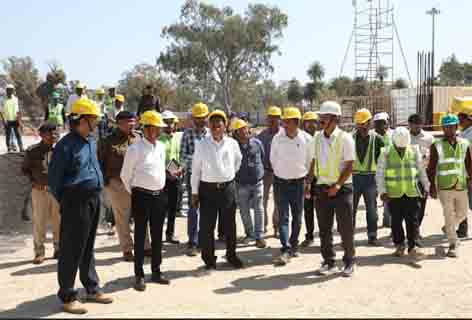 छिन्दवाड़ा यशो:- जबलपुर संभाग के कमिश्नर अभय वर्मा ने छिंदवाड़ा इंस्टीट्यूट ऑफ मेडिकल साईसेंस से जुड़े नवीन शैक्षिक अस्पताल और अन्य भवनों के निर्माण कार्य का निरीक्षण किया। इस दौरान कलेक्टर श्री शीलेन्द्र सिंह और एस.पी. श्री अजय कुमार पांडे भी उपस्थित थे। कमिश्नर श्री वर्मा ने कार्यों की प्रगति को लेकर निर्देश दिए और तय समय सीमा के भीतर कार्य को पूरा करने के भी निर्देश दिए। छिंदवाड़ा इंस्टीट्यूट ऑफ मेडिकल साईसेंस से जुड़े नवीन शैक्षिक अस्पताल और अन्य भवनों के निर्माण कार्य की लागत 768.22 करोड़ रुपये निर्धारित की गई है। इस परियोजना के तहत 899 बेड वाला अस्पताल, शैक्षिक अस्पताल भवन और अन्य प्रावधान किए गए हैं। वर्तमान में बेसमेंट और सुपर स्ट्रक्चर के निर्माण का 90 प्रतिशत कार्य पूरा हो चुका है और अन्य सेवाओं जैसे एसी ब्लॉक, प्लास्टर, फायर फाइटिंग एवं वातानुकूलन कार्य प्रगति पर हैं।