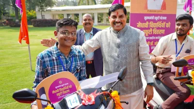 भोपाल यशो :- मुख्यमंत्री डॉ. मोहन यादव ने कहा है कि राज्य सरकार द्वारा प्रावीण्य सूची के बच्चों को स्कूटी का वितरण किया जा चुका है। अब बच्चे अपनी पसंद और आवश्यकता के अनुसार पेट्रोल या इलेक्ट्रिक स्कूटी खरीद सकते हैं। इसके लिए सभी जिलों को राशि पहुंचा दी गई है।