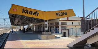 छिन्दवाड़ा यशो:- दक्षिण पूर्व मध्य रेलवे,नागपुर मंडल यात्रियों को स्वच्छ, सुरक्षित और पर्यावरण अनुकूल यात्रा अनुभव प्रदान करने के लिए लगातार प्रयासरत है। मंडल रेल प्रबंधक दीपक कुमार गुप्ता के मार्गदर्शन में रेलवे प्रशासन स्टेशनों की सफाई और सुविधाओं को आधुनिक तकनीकों से सुसज्जित कर रहा है। मंडल के स्टेशनों की स्वच्छता और सुविधाओं को बेहतर बनाने हेतु यांत्रिक सफाई कार्य पर लगातार जोर दिया जा रहा है ताकि स्टेशनों में साफ-सफाई आधुनिक मशीनों के द्वारा बेहतर तरीके से किया जा सकें, जिससे सफाई की गुणवत्ता और कार्यक्षमता में महत्वपूर्ण सुधार होगा।