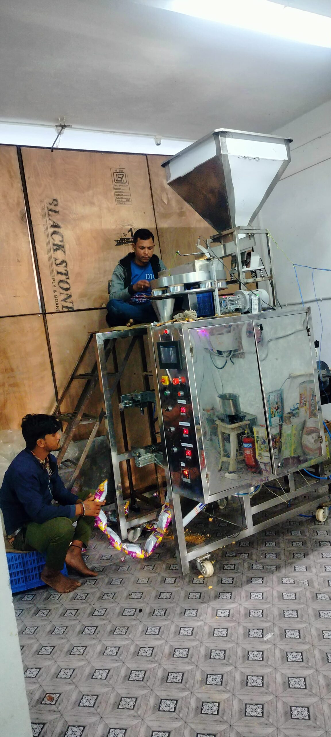 सिवनी यशो:- परंपरागत खेती को घाटे का सौदा मानने वाले किसानों के लिए यह कहानी एक नई राह दिखाने वाली है। जिले के एक युवा सॉफ्टवेयर इंजीनियर शिवम तारण, जिन्होंने अपनी पढ़ाई और कॉर्पोरेट करियर को छोड़कर अपने पुश्तैनी खेतों से कुछ नया करने की ठानी। उनका उद्देश्य पारंपरिक खेती से होने वाले घाटे को मुनाफे में बदलना था और इसमें उनकी मदद की उद्यानिकी एवं खाद्य प्रसंस्कहरण विभाग की प्रधानमंत्री सूक्ष्म खाद्य उद्यम उन्नयन योजना ने।