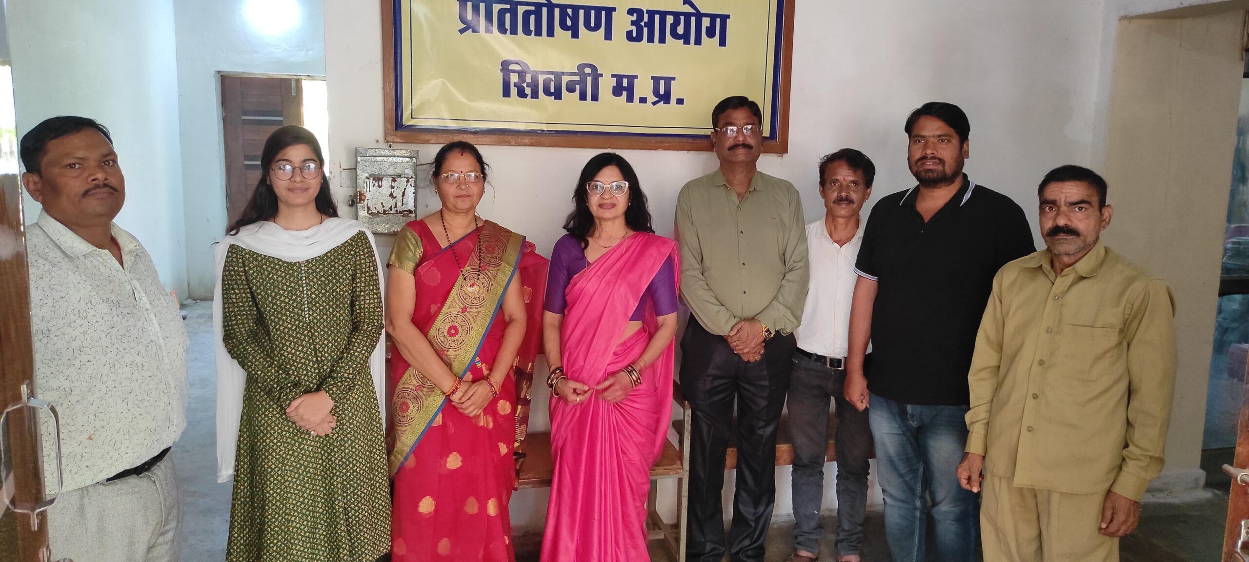 सिवनी यशो:- गत शनिवार को आयोजित नेशनल लोक अदालत में जिला उपभोक्ता आयोग सिवनी के पीठासीन अध्यक्ष श्यामाचरण उपाध्याय व श्रीमती उषा शर्मा, सदस्या, एवं वीरेन्द्र सिंह राजपूत मध्यस्थता सदस्य व श्रीमती चित्रा सहारे मध्यस्थता सदस्या द्वारा 07 हितग्राहियों को राशि 3,57,538.00 ( तीन लाख, सत्तावन हजार, पाँच सौ, अड़तीस रूपये मात्र) का भुगतान कर कीर्तिमान स्थापित किया है।