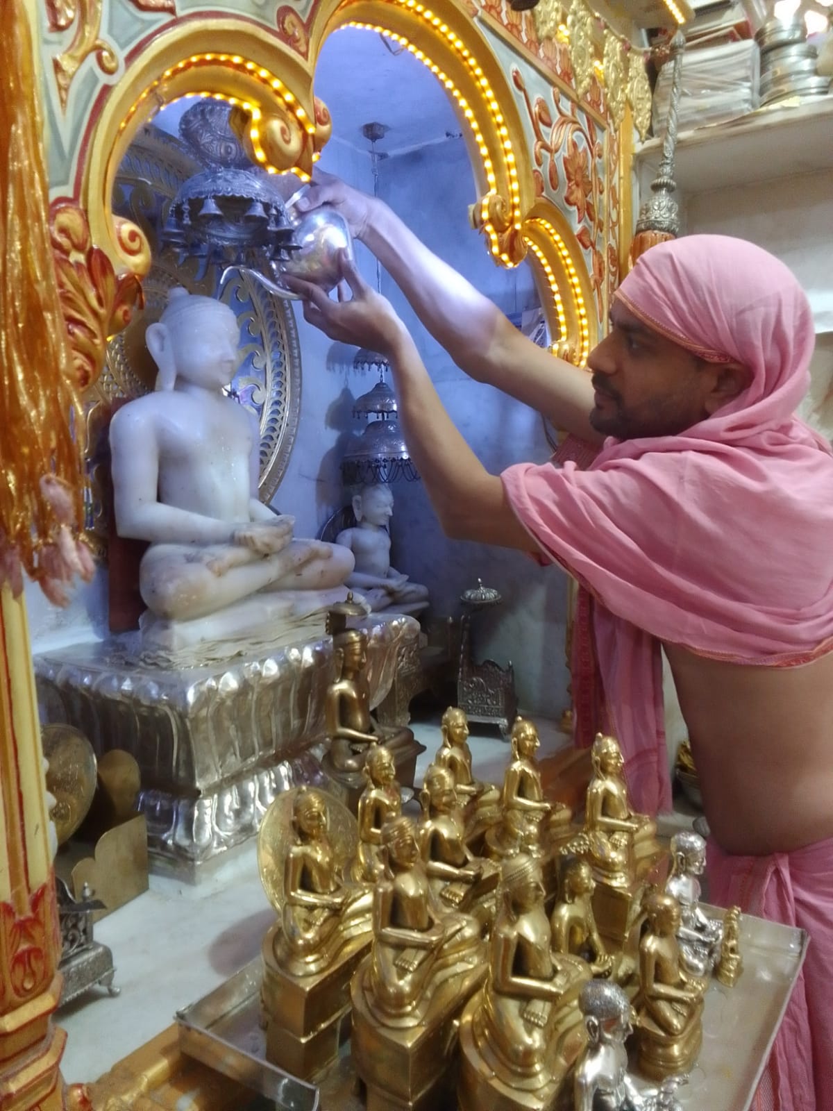 सिवनी यशो:- बीते 29 मार्च को अत्यंत दुर्लभ संयोग में शनिवार को पढऩे वाली अमावस्या पर स्थानीय श्री दिगंबर छोटे जैन मंदिर जी में मूल वेदिका पर विराजित देवाधिदेव चैतन्य चमत्कारी 1008 श्री मुनिसुव्रतनाथ भगवान का महामस्ताभिषेक, शांतिधारा एवं अष्ट द्रव्यों के माध्यम से दिव्य जिनार्चना,महा आरती का मांगलिक आयोजन किया गया है।