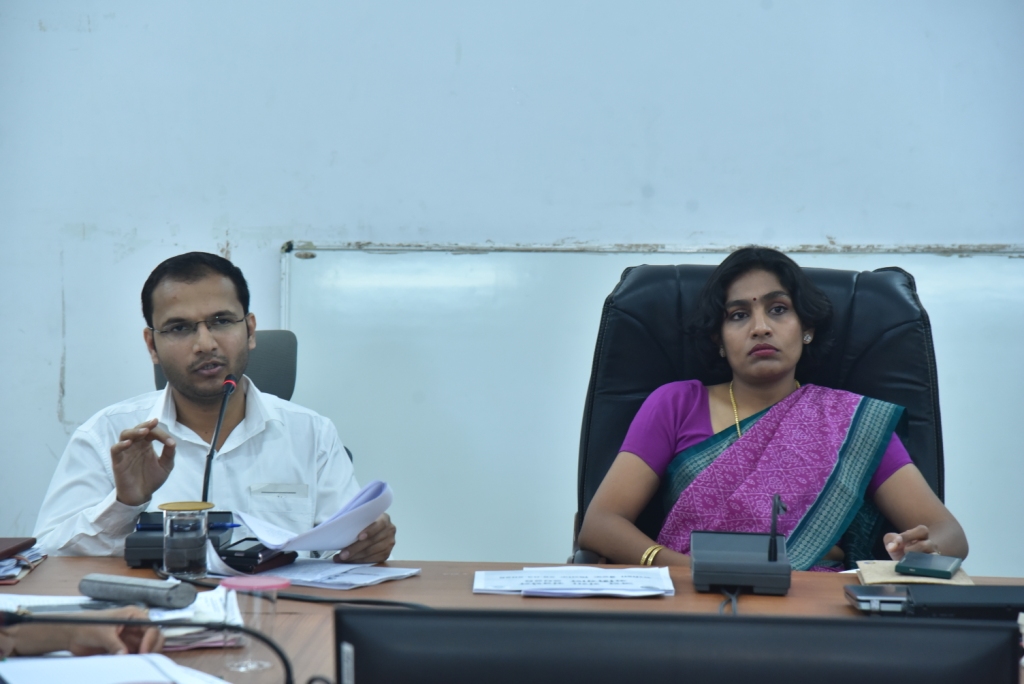 सिवनी यशो:- शासन के निर्देशानुसार जल गंगा संवर्धन अभियान 30 मार्च से आरंभ किया जाएगा। इस अभियान में जल संवर्धन करने की दिशा में कलेक्टर सुश्री संस्कृति जैन ने शुक्रवार को सम्बन्धित विभागों की बैठक लेकर आवश्यक दिशा निर्देश दिये। उन्होंने 30 मार्च से 30 जून तक चलने वाले महत्वाकांक्षी अभियान के क्रियान्वयन के लिए राज्य स्तर से निर्धारित विभागीय जिम्मेदारी की बेहतर रूप से निर्वाहन करने के निर्देश दिए।