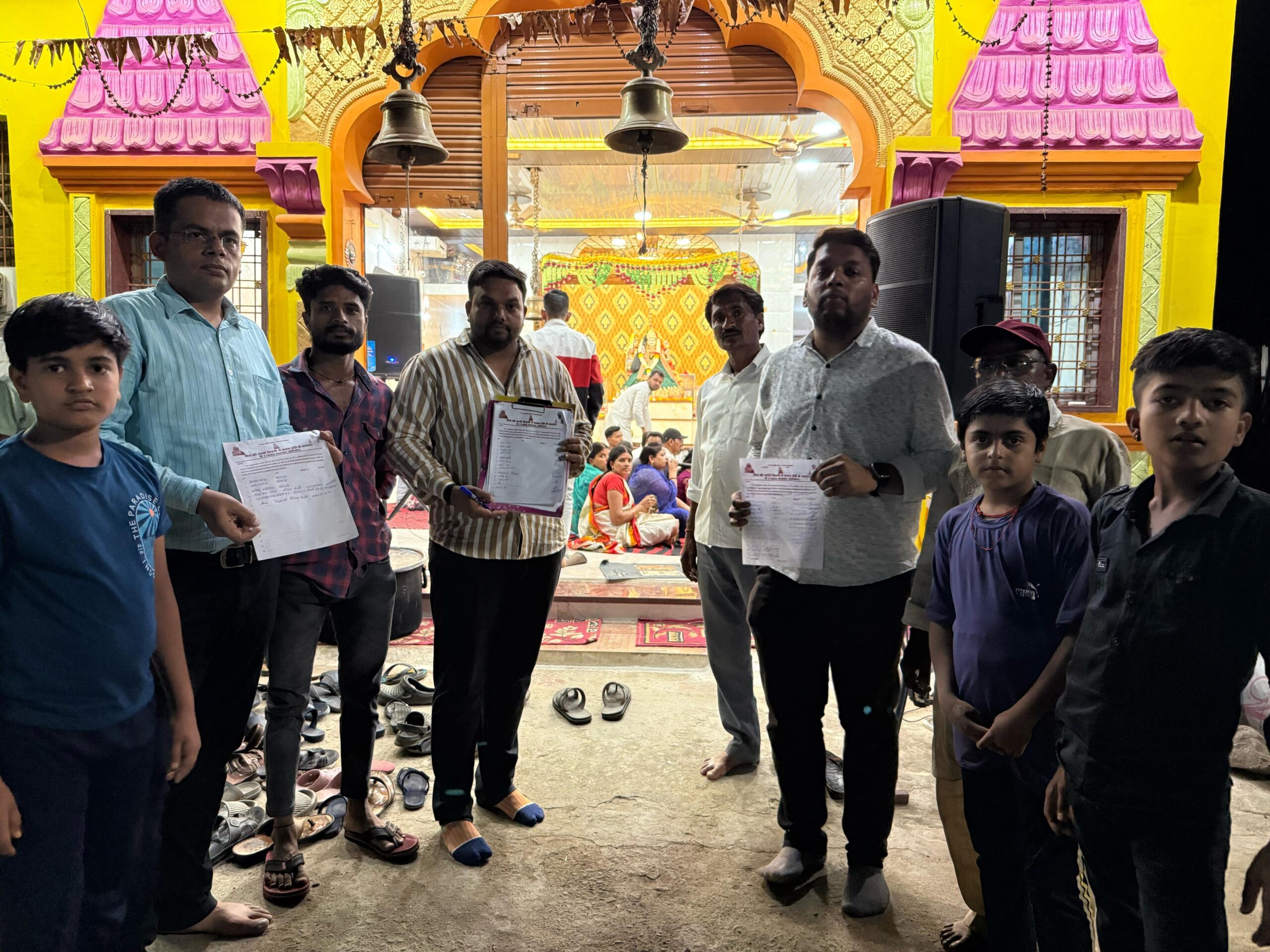 सिवनी यशो:- आदिशक्ति ज्वाला देवी सिद्ध पीठ भैरोगंज परतापुर रोड में स्थित मंदिर में भक्ति और श्रद्धा के साथ हर शनिवार को सुंदरकांड एवं हनुमान चालीसा का संगीतमय पाठ पिछले 78 सप्ताह से लगातार किया जा रहा है । सुंदरकांड और हनुमान चालीसा के पाठ के साथ समाज में जागरू कता संदेशों का प्रसारण भी किया जाता है और पूरे सप्ताह की गतिविधियों की समीक्षा हर शनिवार को होती है तथा इसके साथ आगामी समय में क्या करना उपयोगी होगा इस बात का विचार किया जाता है । इस सप्ताह नशा मुक्त समाज बनाने की दिशा में नशा मुक्ति के लिये समाज के बीच संदेश प्रसारित करने सहमति बनी ।