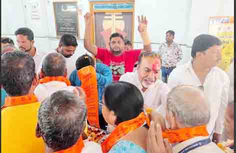 छिंदवाड़ा यशो:- भाजपा जिलाध्यक्ष शेषराव यादव ने सोमवार को मुख्यमंत्री तीर्थ दर्शन योजना अंतर्गत छिंदवाड़ा से वाराणसी एवं अयोध्या दर्शन हेतु विशेष ट्रेन से जाने वाले वरिष्ठ नागरिकों को दुपट्टा पहनाकर एवं तिलक लगाकर शुभकामनाएं देकर विदाई दी। भाजपा जिलाध्यक्ष श्री शेषराव यादव ने कहा कि मध्य प्रदेश की भाजपा सरकार की जनकल्याणकारी योजना के अंतर्गत वरिष्ठ नागरिकों को तीर्थ दर्शन हेतु विशेष ट्रेन की सुविधा उपलब्ध करवाई जाती है।