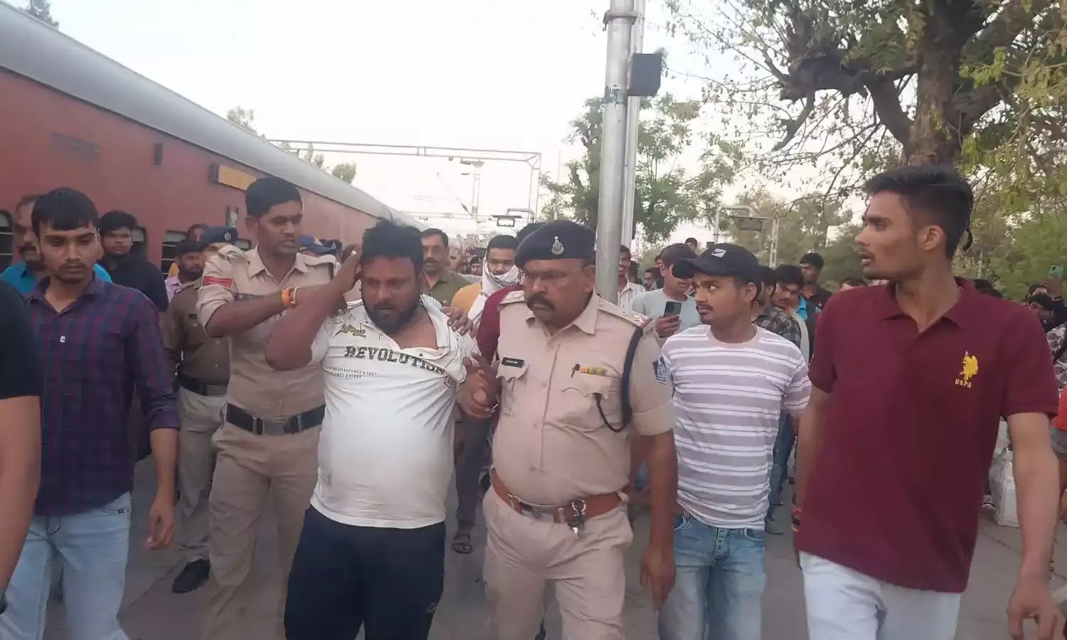 छिंदवाड़ा यशो :- एक एक लाख रूपये नगद, बच्चों की क्रिश्चन स्कूल में मुफ्त पढ़ाई एवं विदेश में नौकरी का प्रलोभन देकर छिंदवाड़ा के गरीब मजदूर वर्ग को धर्मांतरण के लिये पंजाब के फिरोजपुर लेकर लेकर जा रहे सहजनाथ नामक व्यक्ति सहित 18 व्यक्तियों को पुलिस ने गंजबासौदा एवं बीना स्टेशन में उतार लिया और इनसे पूंछताछ की जा रही है । प्राप्त जानकारी के अनुसार इनके पास से इसाई धर्म से संबंधित साहित्य भी मिला है ।