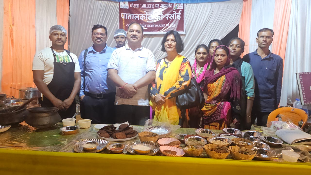 छिंदवाड़ा यशो:- जहां एक ओर गत दिवस मन की बात कार्यक्रम में प्रधानमंत्री नरेन्द्र मोदी ने छिंदवाड़ा जिले के महुआ के फूलों से बने लड्डू एवं कुकीज़ का जिक्र कर महिला स्वसहायता समूहों द्वारा किए जा रहे प्रयासों की सराहना की, वहीं दूसरी ओर छिंदवाड़ा जिले की ओर से 29 व 30 मार्च 2025 को जवाहर लाल नेहरू कृषि विश्वविद्यालय जबलपुर के प्रांगण में आयोजित दो दिवसीय संभाग स्तरीय मिलेट फ़ूड फेस्टिवल सह कृषि मेला में पातालकोट की रसोई की स्वीट डिश महुआ की पूड़ी- रबड़ी, महुआ के लड्डू मेले की सबसे ज्यादा पसंद की जाने वाले व्यंजन बने। साथ ही पातालकोट की रसोई को संभागीय स्तर पर प्रथम स्थान भी मिला। प्रथम पुरस्कार जवाहरलाल नेहरू कृषि विश्वविद्यालय जबलपुर के कुलपति के हस्ते फाउंडर श्री पवन श्रीवास्तव को गमछा ओढ़ाकर प्रशस्ति पत्र एवं मोमेंटो प्रदान कर सम्मानित किया गया।