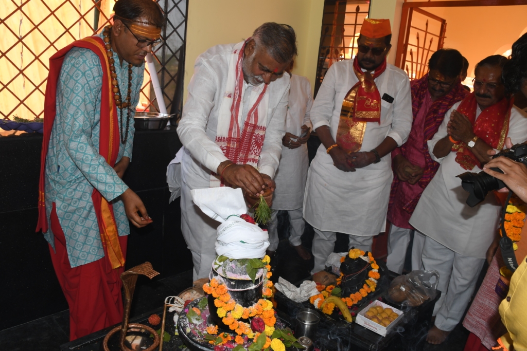 सिवनी यशो:- प्रदेश शासन के पंचायत एवं ग्रामीण विकास तथा श्रम विभाग मंत्री प्रहलाद पटेल ने रविवार 30 मार्च को गाम बींझावाड़ा में नवनिर्मित ग्रामोदय तीर्थ (नर्मदेश्वर प्रांण प्रतिष्ठा) का लोकार्पण कर इसे आमजनों के लिए समर्पित किया। इस अवसर पर मंत्री श्री पटेल ने संतों तथा कन्यापूजन उपरांत नवनिर्मित मंदिर में पूजन-अर्चन किया। उन्होंने मंदिर परिसर में अन्य जनप्रतिनिधियों के साथ पौधरोपण भी किया।