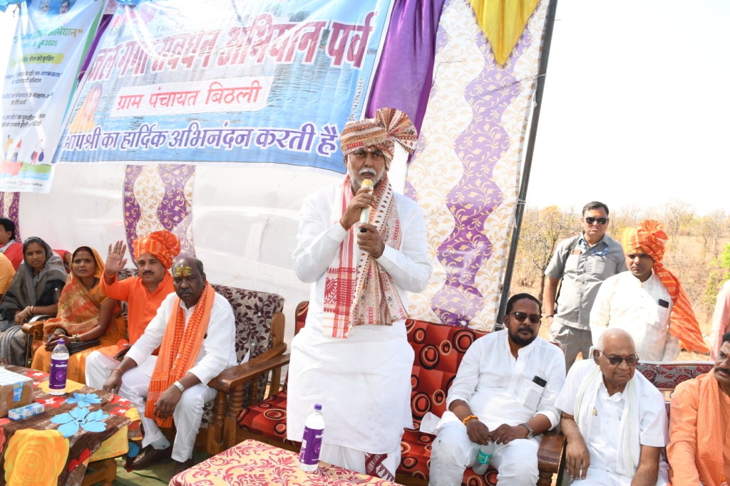 सिवनी यशो:- प्रदेश शासन के पंचायत एवं ग्रामीण विकास तथा श्रम विभाग मंत्री प्रहलाद पटेल जल गंगा संवर्धन अभियान अंतर्गत ग्राम पंचायत कंडीपार के ग्राम कोलासुर में आयोजित कार्यक्रम में शामिल हुए। मंत्री श्री पटेल ने सागर नदी उद्गम स्?थल का निरीक्षण किया तथा पूजन अर्चन कर वृक्षारोपण किया। इस अवसर पर विधायक सिवनी दिनेश राय, विधायक बरघाट कमल मर्सकोले, पूर्व जिला अध्यक्ष भाजपा आलोक दुबे सहित अन्य क्षेत्रीय जनप्रतिनिधियों की उपस्थिति रही।