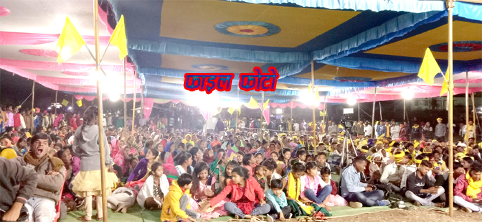 छिंदवाड़ा यशो:- राजा जाटवा शाह की जन्मस्थली जाटवा ढाना ग्राम पंचायत राजाखोह में दिनांक 15 मार्च दिन शनिवार को प्रतिवर्ष अनुसार इस वर्ष भी विशाल प्रांतीय गोंडवाना महासम्मेलन का आयोजन स्व. हीरासिंह मरकाम , एवं स्व. सीता राम मर्सकोले (शिक्षक) की स्मृति में पिछले 23 वर्षों से किया जा रहा है। समिति के मीडिया प्रभारी डॉ. दीपक ठाकुर के अनुसार जानकारी दी गई । जिसमे सुबह 9 बजे नगर के सभी देवी देवताओं की पूजा अर्चना, एवं सामूहिक विवाह में उपस्थित सभी दूल्हा को तैयार कर सिंगोड़ी ग्राम से दोपहर 3 बजे महारैली का आयोजन किया गया है जिसमे आदिवासी गुन्नूरशाही ढोल, नगाड़ा , बाजे- गाजे के साथ रैली निकाली जाएगी जो जाटवा ढाना बड़ादेव स्थल शाम 5 बजे पहुंच कर समाप्त होगी ।रैली बड़ादेव पहुँचने के पश्चात शाम 7 बाजे गोंडी धर्म रीति रिवाज के अनुसार विवाह कार्यक्रम संपन्न किया जाएगा ।