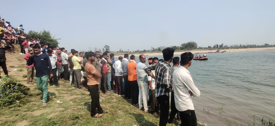 सिवनी यशो:- गत शनिवार को सिवनी जिले के उगली थाना क्षेत्र अंतर्गत हिर्री बैंगनगंगा संगम घाट पर क्षमता से अधिक व्यक्तियों एवं दुपहिया वाहनों की संख्या होने से नाव के पलटने से चार व्यक्ति नदी में बह गये थे तीन व्यक्तियों ने तैरकर अपनी जान बचा ली एक व्यक्ति गंगाराम पंचेश्वर का दो दिन बाद पुलिस और बचाव दल को शव मिला ।