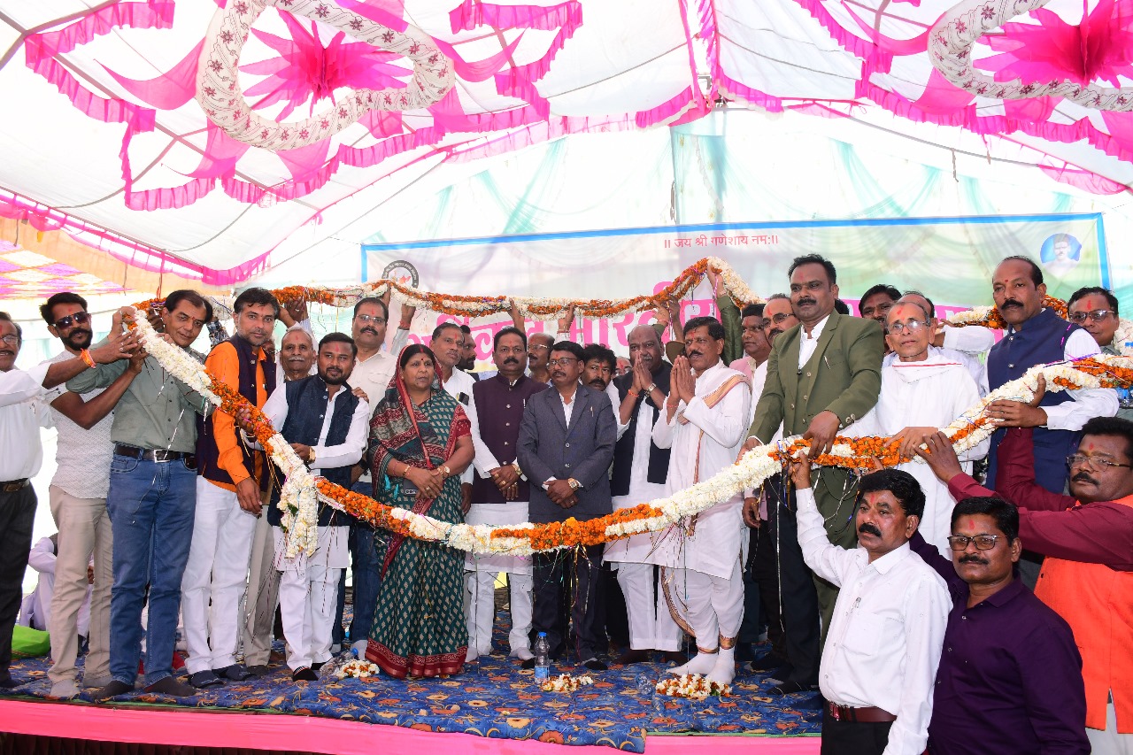 सिवनी यशो:- बरघाट। अखिल भारतीय गढ़वाल समाज का स्थापना दिवस, युवक युवती परिचय सम्मेलन मिलन समारोह धूमधाम से मनाया गया गढ़वाल समाज के संस्थापक मुरारी बापू ब्रम्ह जी के छायाचित्र पर माल्यार्पण कर कार्यक्रम शुभारंभ किया गया।