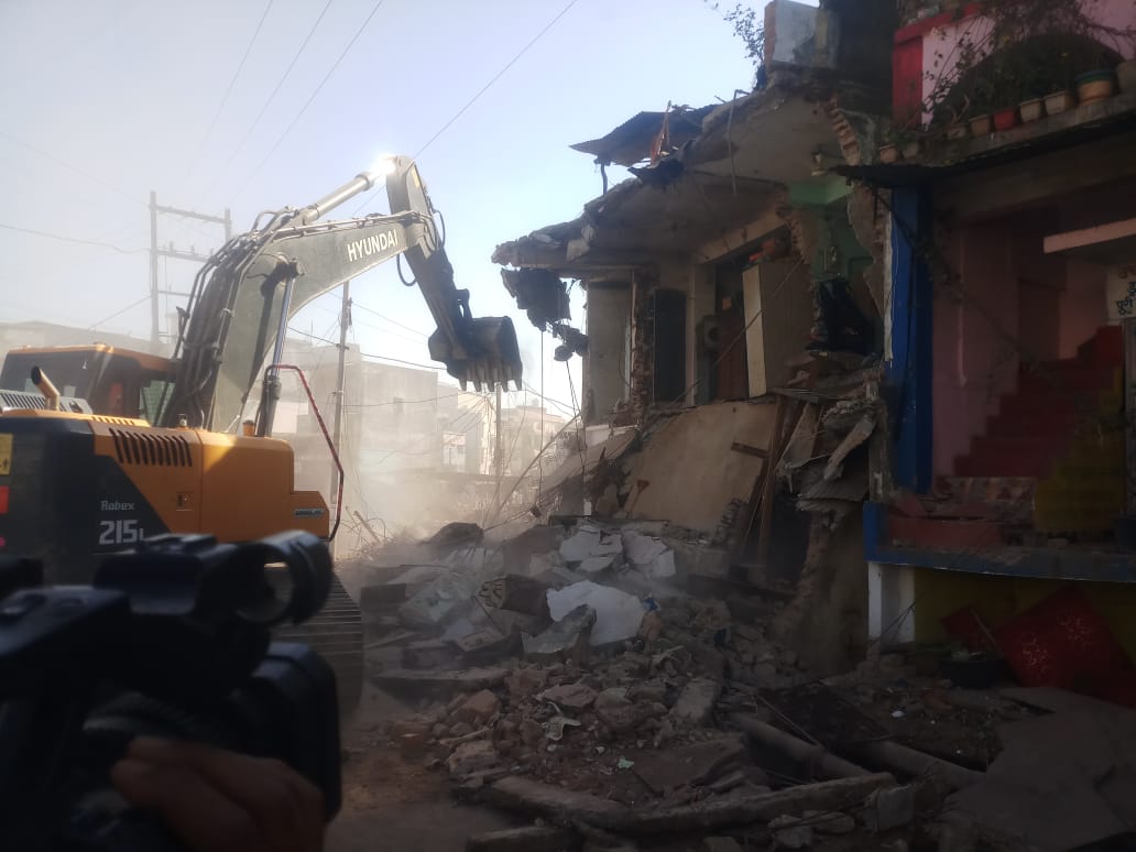 सिवनी यशो:- नगर के मुख्य मार्ग से अतिक्रमण हटाने के लिये प्रशासन ने अपनी पूर्व तैयारी के अनुसार शनिवार को सुबह के समय से ही अतिक्रमण स्थलों पर राजस्व, नगर पालिका एवं पुलिस बल के साथ बुलडोजर पहुँचाकर धड़ाधड़ अतिक्रमण तोडऩे की कार्यवाही प्रारंभ कर दी । यहाँ बता दें कि जोड़ा पुल से लेकर नगझर तक शहर के मुख्य मार्ग का चौड़ीकरण किया जा रहा है परंतु प्रस्तावित चौड़ीकरण में निर्धारित डीपीआर के अनुसार सड़क का चौड़ीकरण किये जाने में अनेक स्थानों में अतिक्रमण बाधा उत्पन्न कर रहा है ।