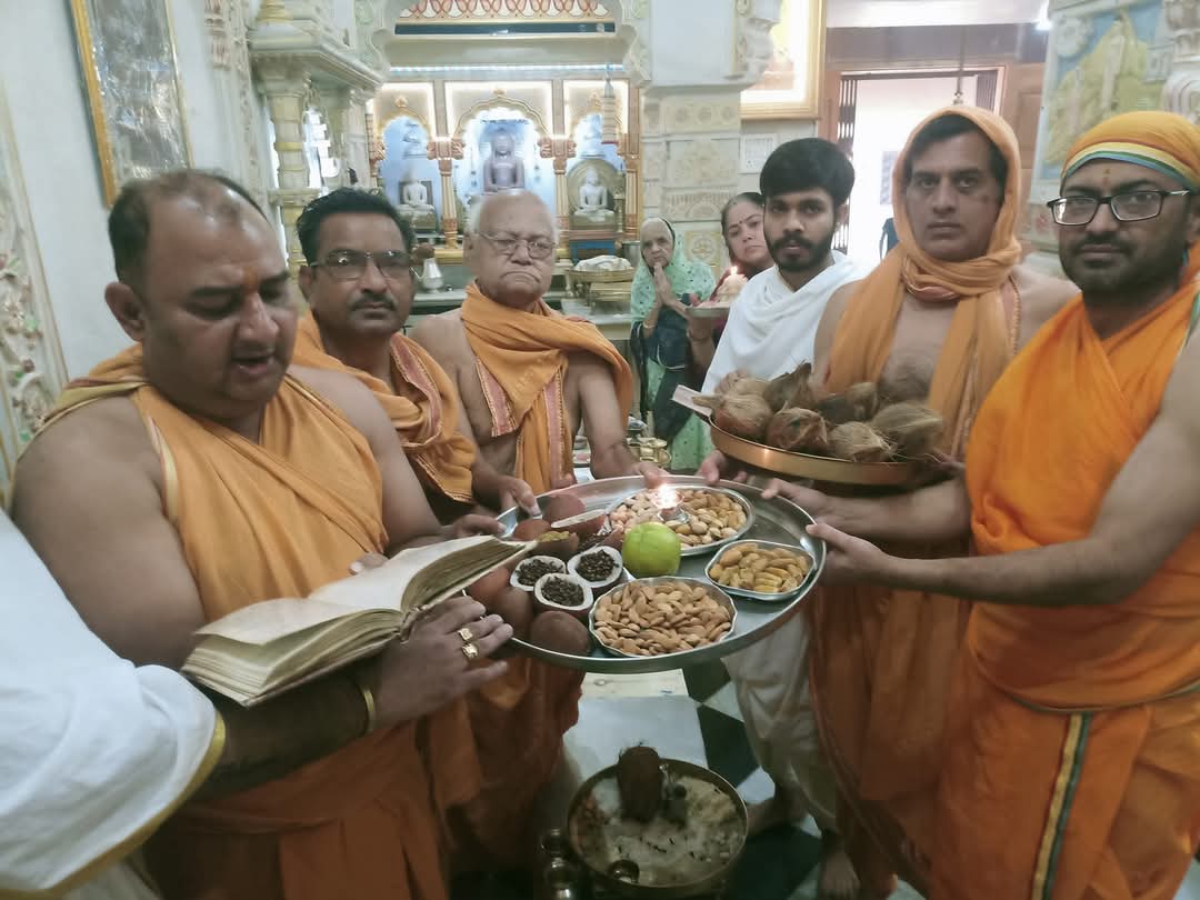 सिवनी यशो:- आठवें वे जैन तीर्थंकर भगवान चंद्रप्रभ स्वामी के मोक्ष कल्याणक महोत्सव के उपलक्ष्य में प्रात: काल की बेला में स्थानीय श्री दिगंबर जैन छोटे बड़े एवं गुरुकुल दिगंबर जैन मंदिर जी में स्थापित भगवान चंद्रप्रभ स्वामी जी का भव्य महाभिषेक शांतिधारा पूजन कर श्रद्धालु जनों द्वारा भगवान के मोक्ष कल्याणक महोत्सव पर निर्वाण लाडू समर्पित किया गया। निर्वाण लाडू के साथ काजू बादाम अखरोट किशमिश खारक पिस्ता नारियल गोला, लौंग इलायची आदि उत्कृष्ट पदार्थों से भरे थाल भक्ति भाव पूर्वक श्रद्धालुओ ने समर्पित किए। शाश्वत सिद्ध क्षेत्र सम्मेद शिखर के ललित कूट से तीर्थंकर महाप्रभु ने निर्वाण की प्राप्ति की थी।