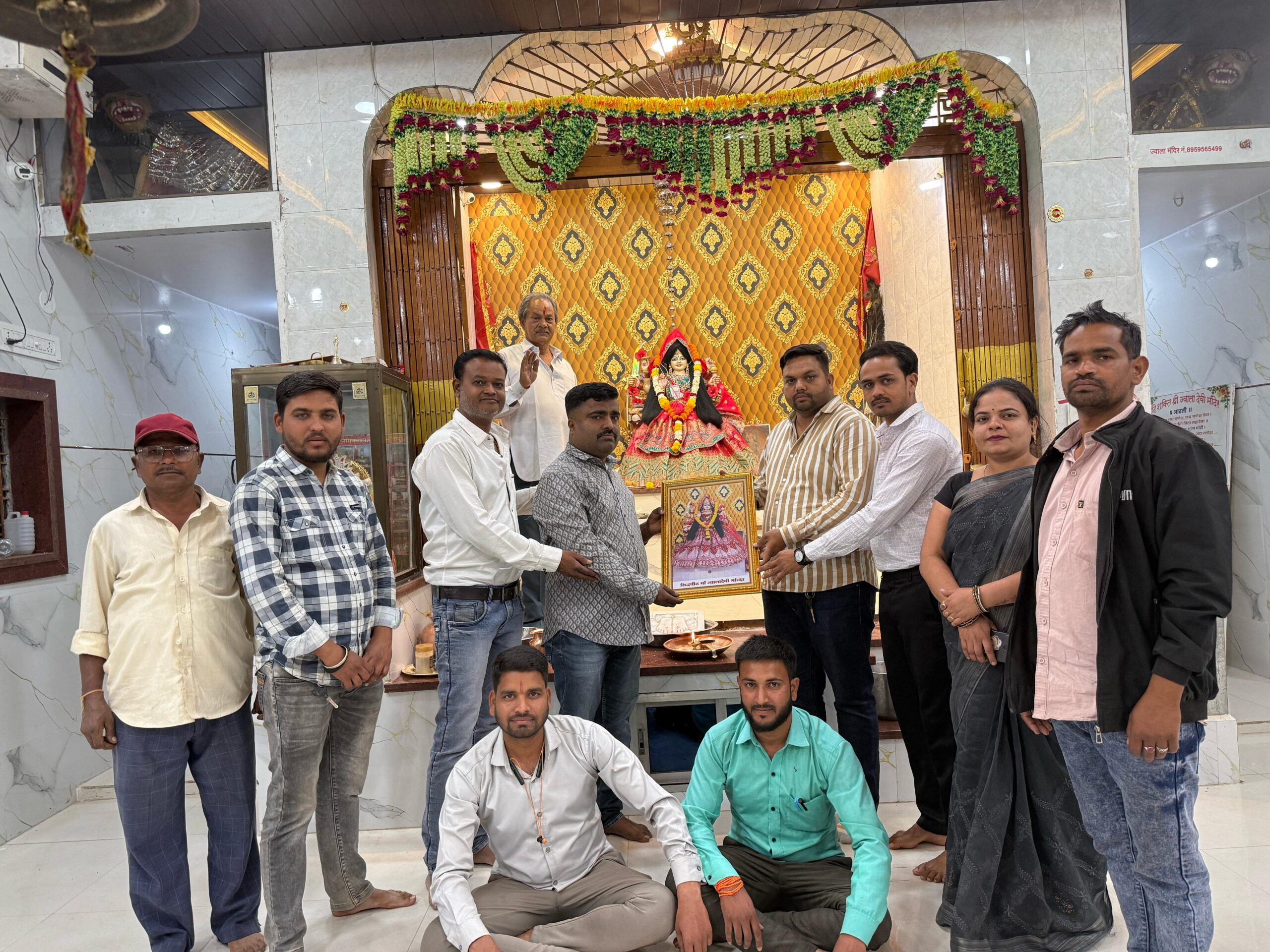 सिवनी यशो :- आदिशक्ति ज्वाला देवी सिद्ध पीठ भैरोगंज परतापुर रोड में स्थित मंदिर में भक्ति और श्रद्धा के साथ 79 सप्ताह से शनिवार को सुंदरकांड एवं हनुमान चालीसा का संगीतमय पाठ लगातार किया जा रहा है । सुंदरकांड और हनुमान चालीसा के पाठ के साथ समाज में जागरूकता संदेशों का प्रसारण भी किया जाता है और पूरे सप्ताह की गतिविधियों की समीक्षा हर शनिवार को की जाती है ।