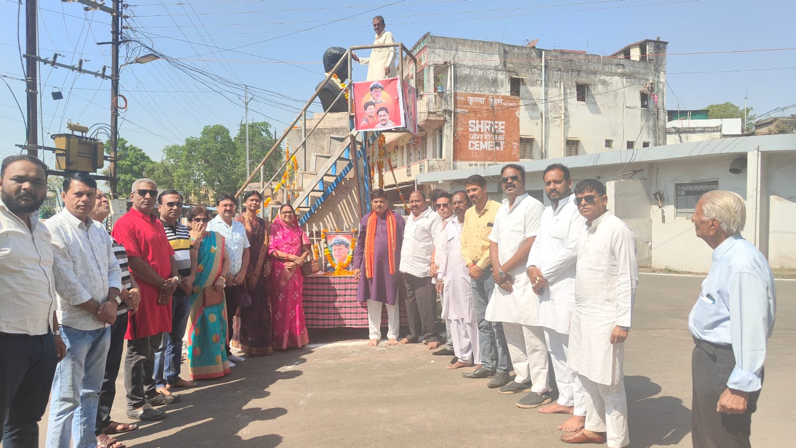 सिवनी यशो:- पूर्व केंद्रीय मंत्री कैलाश वासी श्रीमंत माधवराव सिंधिया की 80 वीं जन्म जयंती के अवसर पर सिवनी में स्थित सिंधिया चौराहे पर माधवराव सिंधिया की प्रतिमा पर माल्यार्पण कर उन्हें श्रद्धा सुमन अर्पित किए गए तथा उनके व्यक्तित्व एवं कृतित्व पर चर्चा की गयी ।