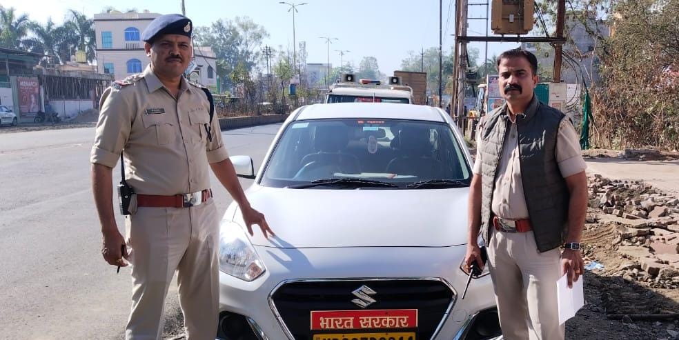 सिवनी यशो:- परिवहन विभाग ने दोपहिया, चौपहिया एवं अन्य हैवी वाहनों के लिये हाई सिक्योरिटी नंबर प्लेट लगाने की अनिवार्यता की है परंतु अभी भी वाहनों हाई सिक्योरिटी नंबर प्लेट नहीं लगी है । यातायात और पुलिस विभाग को पुलिस मुख्यालय द्वारा इस प्रकार की मनमानी करने वालों के विरूद्ध चालानी कार्यवाही करने के निर्देश दिये गये है । पुलिस मुख्यालय के निर्देश पर जिले में अमानक नम्बर प्लेट, हूटर सायरन के विरुद्ध अभियान चलाकर चालानी कार्यवाही की जा रही है । पुलिस अधीक्षक सुनील मेहता के निर्देशन एवं अतिरिक्त पुलिस अधीक्षक गुरू दत्त के मार्गदर्शन में यातायात पुलिस एवं अन्य थानों द्वारा अभियान चलाया जा रहा है।