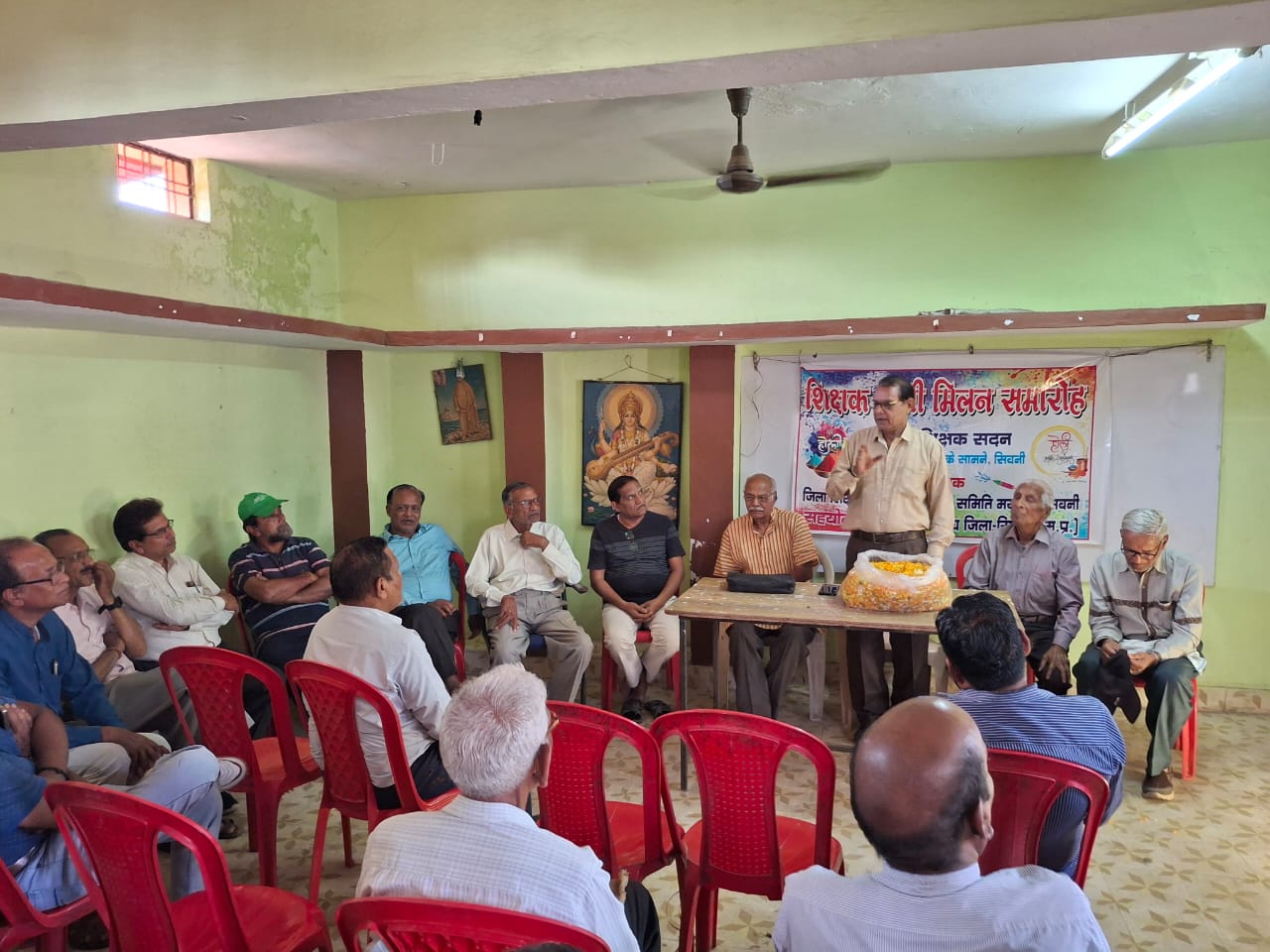 सिवनी यशो:- मध्य प्रदेश शिक्षक कल्याण सहकारी समिति सिवनी तथा मध्य प्रदेश शिक्षक संघ के सहयोग से शिक्षक होली मिलन कार्यक्रम का आयोजन सिवनी में स्थित शिक्षक सदन स्टेट बैंक के सामने आयोजित किया गया इस सम्मेलन में लगभग शहरी आचल के 70 शिक्षकों ने अपनी सहभागिता प्रदान की इस सम्मेलन की अध्यक्षता सिवनी जिले के समाजसेवी तथा रेड क्रॉस समिति के अंतर्राष्ट्रीय सचिव तपिश सोनी की अध्यक्षता में इस समारोह का शुभारंभ किया गया ।