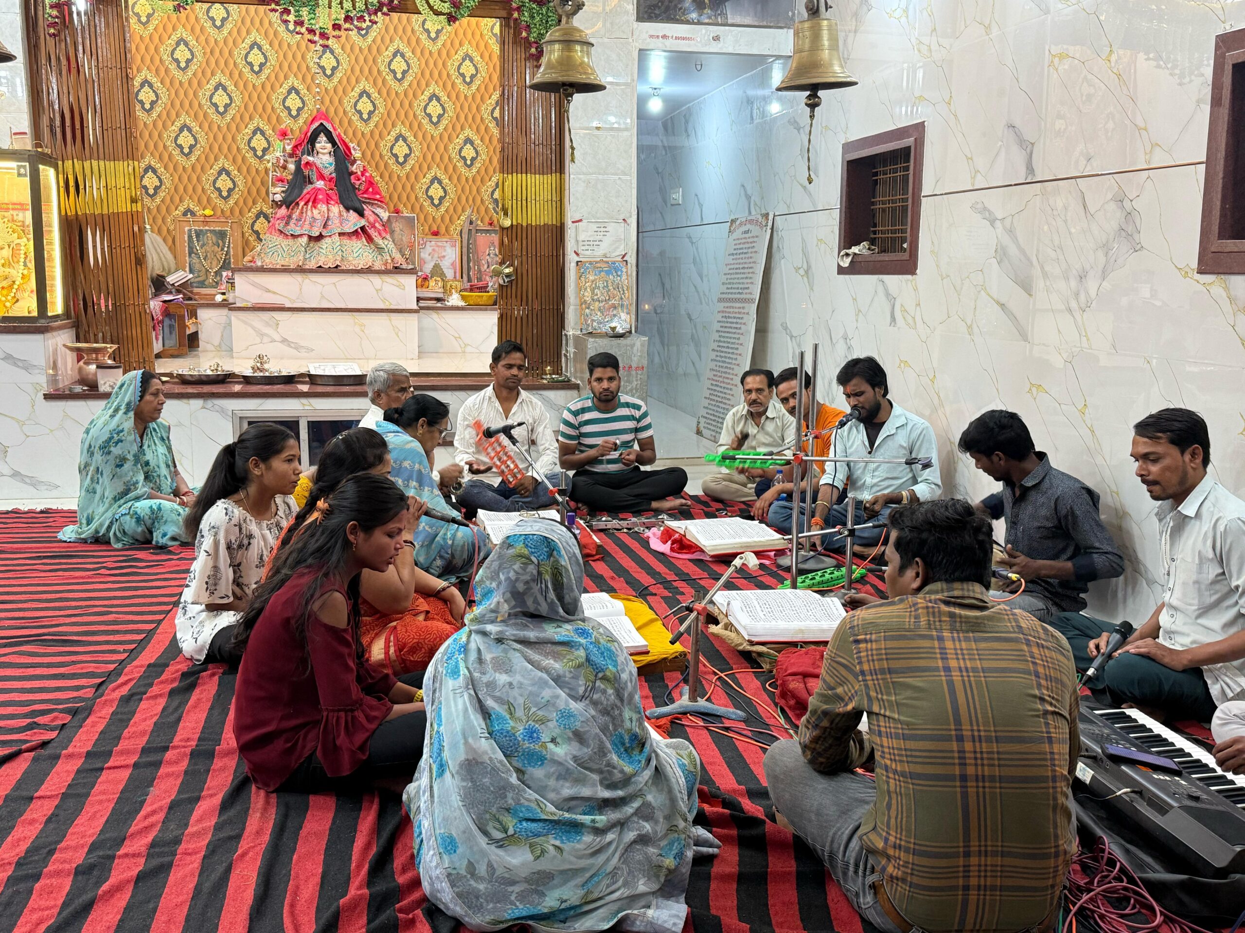 सिवनी यशो: - भैरोगंज परतापुर रोड में स्थित आदिशक्ति ज्वालाा देवी सिद्ध पीठ आस्था और श्रद्धा का प्रमुख ऐसा केन्द्र बन गया है कि श्रद्धा भक्ति और आस्थावान इस मंदिर में अपनी मनोकामना पूर्ति के साथ मानसिक और आत्मिक शांति के लिये बड़़ी संख्या में विश्वास के साथ पहुँच रहे है और उनका विश्वास भी माँ ज्वाला देवी के आशीर्वाद से दृढ़़ हो रहा है । इस शक्ति पीठ में भक्ति और श्रद्धा के साथ हर शनिवार को सुंदरकांड एवं हनुमान चालीसा का संगीतमय पाठ किया जाता है, यह क्रम पिछले 80 वें सप्ताह से निरंतर किया जा रहा है । सुंदरकांड और हनुमान चालीसा के पाठ के साथ समाज के बीच सकारात्मक विचारों को प्रेषित करने का भी यह प्रमुख केन्द्र के रूप में पहचान बना रहा है ।