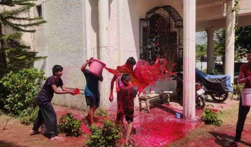 बरघाट:- बरघाट नगर सहित ग्रामीण इलाकों में रंगोत्सव होली पर्व बड़े ही हर्षोल्लास के साथ मनाया गया । शुक्रवार को सुबह से युवाओं की टोली रंग गुलाल खेलते हुए नजर आए। बच्चे भी हाथ में रंग भरी पिचकारी लिए होली खेलते रहे महिलाओं की टोली एक दूसरे को रंग गुलाल लगाकर होली की बधाई शुभकामनाएं देती रही, नगर में जगह जगह होलिका दहन के पश्चात एक दूसरे को रंग गुलाल लगाकर होली पर्व की बधाई दी गई, ढोल, मंजीरे, तासे की धुन पर फाग गीत गाकर लोगों ने खूब रंग जमाया, उत्साह और उमंग के साथ लोगो ने होली मनाई गई।