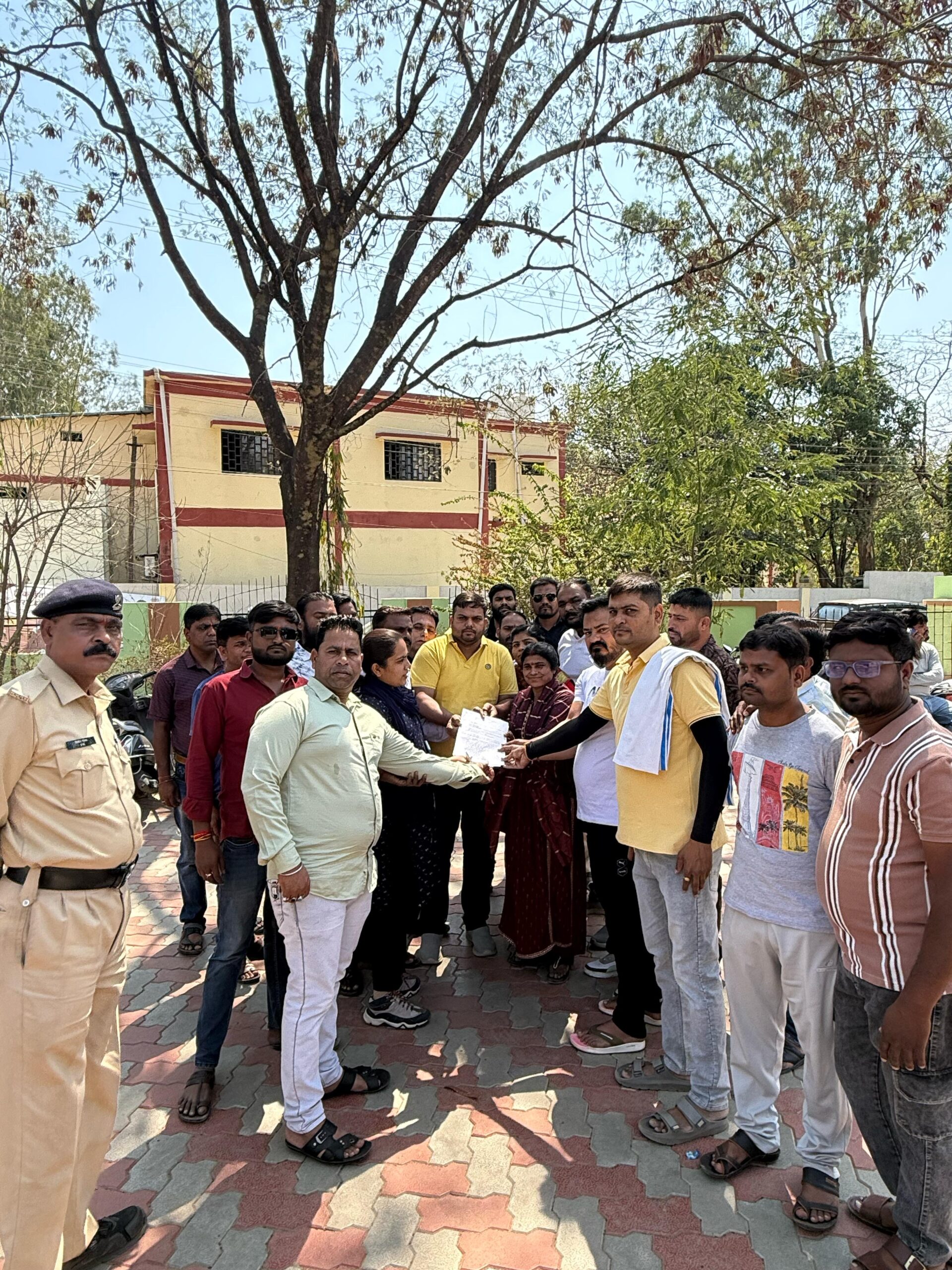 सिवनी यशो:- सिवनी नगर के उपनगरीय क्षेत्र भैरोगंज में नवीन शराब की दुकान खुलाना प्रस्तावित है, यहाँ शराब की दुकान खुलने की जानकारी मिलने पर क्षेत्रीय जन समुदाय में भारी आक्रोश का वातावरण निर्मित हो गया । क्षेत्रीय व्यक्तियों ने बुधवार को आबकारी कार्यालय पहुंचकर शराब दुकान खुलने का विरोध जताया और अपनी अपत्ति दर्ज कराते हुये शराब दुकान खुलने के विरोध में ज्ञापन सौंपा । आबकारी अधिकारी को दिये गये ज्ञापन में क्षेत्रीय जनों ने उल्लेख किया है कि यह क्षेत्र सनातनी परंपरा को मानने वाला बहुत ही धार्मिक क्षेत्र है तथा शहर की बड़ी प्रतिष्ठित और पुराने शासकीयय एवं अशासकीय शैक्षणिक संस्थान है, जहाँ विद्यार्थी वर्ग अध्ययन के साथ साथ इसी क्षेत्र में निवास भी करते है । विरोध जातने पहुँचे व्यक्तियों ने कहा कि इस क्षेत्र में शराब दुकान खुलेगी तो गौरवशाली शैक्षणिक संस्थानों की गरिमा नष्ट हो जायेगी प्रशासन को गंभीरता से इस बारे विचार करना चाहिये और खोलना ही है तो इस क्षेत्र में शैक्षणिक गतिविधियों को बढ़ाने वाले संस्थान खोले जाये ।