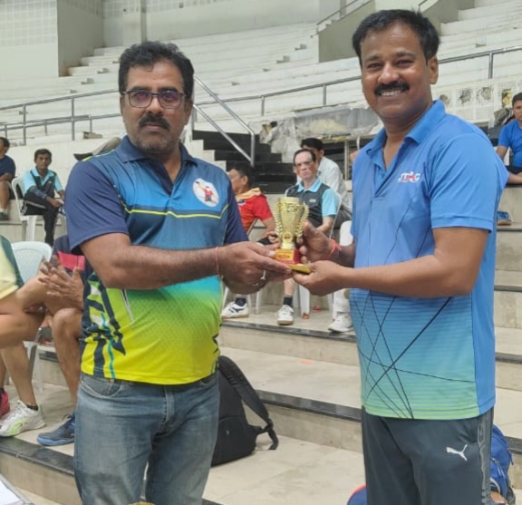 बरघाट यशो:- मध्यप्रदेश टेबल टेनिस सिविल सर्विस प्रतियोगिता का आयोजन भोपाल के तात्या टोपे स्टेडियम में किया गया था ,जिसमें जबलपुर संभाग के पांच खिलाडिय़ों ने हिस्सा लिया था , जिसमें से शासकीय उच्चतर माध्यमिक विद्यालय धारना कला में पीटीआई के पद में पदस्थ संदीप मिश्रा ने शानदार प्रदर्शन करते हुए पुरुष वर्ग में तृतीय प्राप्त करने में सफलता हासिल की , संदीप मिश्रा छठवीं बार मध्यप्रदेश टीम का प्रतिनिधित्व करने जा रहे हैं ।