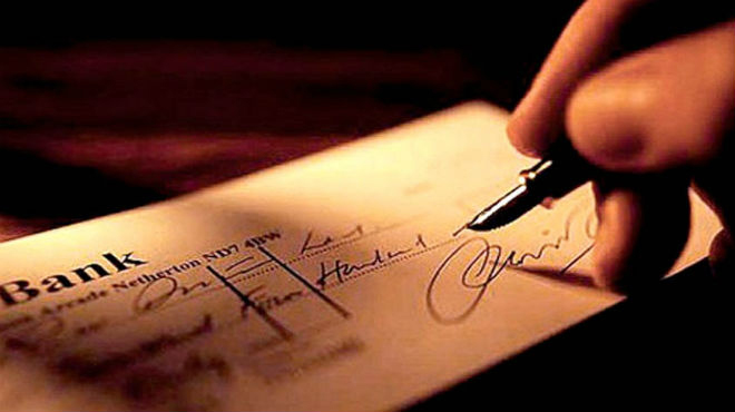 छिंदवाड़ा यशो:- राजेन्द्र कुमार ने छिंदवाड़ा चन्दनगांव के निर्मल मालवी को पांच लाख रूपए उधार दिया था। राजेन्द्र कुमार ने नगद दिये और रूपए वापस देने से मनाकर दिया। राजेन्द्र कुमार ने बताया कि निर्मल मालवी लोगों को झांसा देकर रूपए लेता है और चेक देता है,