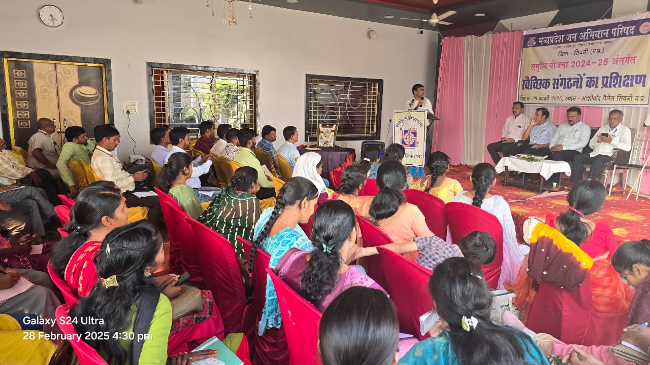 कार्यक्रम के मुख्य् अतिथि सुरेन्द्र सिसोदिया द्वारा आपके उद़बोधन में समग्र ग्राम विकास की संपूर्ण अवधारणा पर प्रतिभागियों से कहा कि आप सभी लोग शासन के एक बेहद महत्वापूर्ण अभियान से जुडे है जिसे जन अभियान परिषद लीड कर रहा है। आप सभी लोग इस नेटवर्क का लाभ लेते हुये परिषद के मार्गदर्शन में अपनी संस्था को उत्तभरोत्तर प्रगति पथ पर लेकर जाए साथ ही अपने जिले एव गांव का नाम रोशन करें वही विशिष्ट अतिथि के रूप में कहते हुये परिषद के पूर्व उपाध्याय, सुमीत जैन ने उपस्थित प्रतिभागियों से शासन के जन कल्योणकारी योजनाओं का लाभ आमजन को दिलाने का आव्हाान किया।