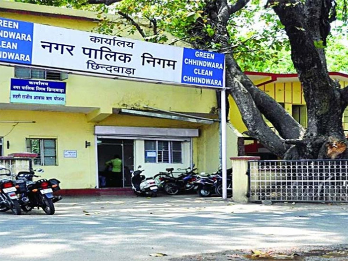 छिंदवाड़ा यशो :- आज वित्तीय वर्ष 2024- 25 का अंतिम दिवस है। नगर पालिक निगम आयुक्त चंद्रप्रकाश राय के निर्देश पर 31 मार्च को ईद का शासकीय अवकाश होने के बाद भी मुख्य कार्यालय, जोन कार्यालय कुकड़ा जगत, वार्ड क्रमांक 5 सेवा सदन, जगन्नाथ स्कूल, चंदनगांव एवं लोनिया करबल जोन के संपत्ति कर एवं जलकर के संग्रहण काउंटर कार्यालय समय पर खुले रहेंगे तथा जोन के अन्य कर्मचारी भी कार्यलय में उपस्थित रह कर वसूली संबंधी कार्य में सहयोग करेंगे।