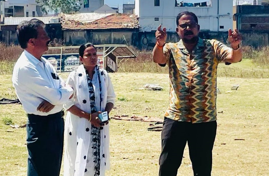 सिवनी यशो:- सिवनी विधायक दिनेश राय मुनमुन ने शुक्रवार को अस्थाई पालिका बाजार का नगर पालिका अधिकारियों के साथ जायजा लिया। श्री राय ने सिवनी नगर पालिका क्षेत्र अंतर्गत प्राइवेट बस स्टैण्ड के पीछे स्थित मैदान पहुंचकर नगर पालिका अधिकारियों के साथ जायजा लिया, तथा कहा कि अतिक्रमण से प्रभावित फुटकर विक्रेताओं को रोजगार के लिए तत्काल मैदान मे अस्थाई रूप से पालिका बाजार बनाकर जगह दी जाये।