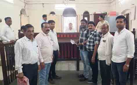 छिंदवाड़ा यशो:- सौंसर। बोरगांव में पेयजल की स्थिति को देखते हुए जलाशय का पानी 50 प्रतिशत जलाशय में जमा रखने हेतु ग्राम पंचायत का प्रतिनिधि मंडल ने एसडीएम सिद्धार्थ पटेल को ज्ञापन सौंपा।