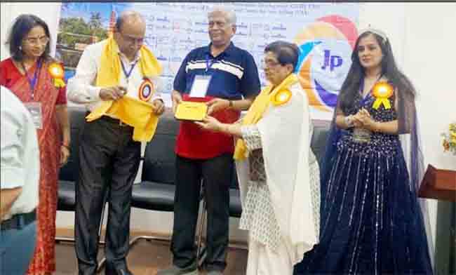 छिंदवाड़ा यशो :- पर्यावरण पर केंद्रित, अग्रणी संस्था जन परिषद की ग्यारहवीं अंतरराष्ट्रीय कॉन्फ्रेंस, वियतनाम की हो ची मिन्ह सिटी में जन परिषद के अध्यक्ष एवं पूर्व डीजीपी एन के त्रिपाठी , सुप्रसिद्ध शिक्षाविद श्रीमती नयनतारा पाठक , श्रीमती लक्ष्मी त्रिपाठी एवं मिस यूनिवर्स टाइटैनिक ब्यूटी सुश्री हर्षल बजाज की उपस्थिति में संपन्न हुई ।