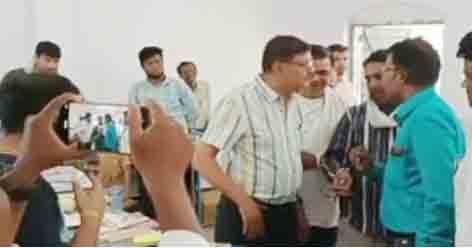 छिंदवाड़ा यशो:- मंहगी पुस्तक और कापियां कम कीमत में मिल सके इसको लेकर जिलाप्रशासन द्वारा पुस्तक मेले का आयोजन किया गया है, एमएलबी स्कूल में पुस्तक मेले का कलेक्टर शीलेन्द्र सिंह द्वारा शुभारंभ किया गया। शहर के पुस्तक विक्रेताओं द्वारा मेले में स्टॉल लगाए गए हैं, पुस्तकों में 5 से लेकर 7 प्रतिशत तक छूट दी जा रही है वहीं कापियों में छूट ज्यादा है। पुस्तक मेले से अभिभावकों को कुछ लाभ हो रहा है लेकिन जितना होना चाहिए उतना नहीं हो रहा है।