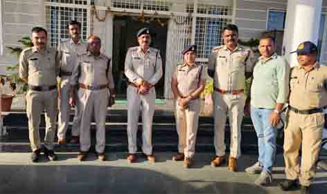 छिंदवाड़ा यशो :- 05 मार्च 2025 को पुलिस को सूचना मिली कि ग्राम इमलिया बोहता में झगड़ा और मारपीट हो रही है। सूचना पर तत्काल पुलिस मौके पर पहुंची, जहां पता चला कि 10-12 लोगों ने सुरेश यादव, उनके बेटे रजत यादव, भाई धनराज यादव और नौकर अमित धुर्वे पर हमला किया था। घायलों को ग्रामीणों की सहायता से जिला चिकित्सालय छिंदवाड़ा ले जाया गया।