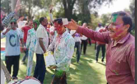 छिंदवाड़ा कलेक्टर के निवास पर होली उत्सव मनाया