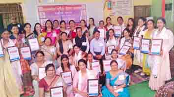 छिंदवाड़ा यशो:- अंतर्राष्ट्रीय महिला दिवस की मंगल बेला पर सामाजिक संस्था आधार फाउंडेशन एवं सक्षम ने छिंदवाड़ा के परासिया रोड स्थित दिव्यांगों की सेवा में समर्पित संस्था आधार फाउंडेशन में जिले की मातृ शक्तियों को सम्मानित कर उन्हे सम्मानित किया। सुंदर एवं सफल आयोजन की मुख्य अतिथि छत्तीसगढ़ एवं मणिपुर की पूर्व राज्यपाल माननीय अनुसुइयाजी उईके, विशेष अतिथि प्रजापति ब्रह्मकुमारी ईश्वरीय विश्व विद्यालय की सह - संचालिका बी. के. शक्ति दीदी उपस्थित रही तथा अध्यक्षता सर्वोदय अहिंसा के प्रदेश संयोजक एवं नगर पालिक निगम स्वच्छता ब्रांड एंबेसडर दीपक राज जैन की, जिनका आधार एवं सक्षम की ओर से इंजी. महेश किंथ एवं सरिता पांडे ने आत्मीय अभिनंदन किया।