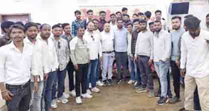 छिंदवाड़ा यशो:- पुलिस अधिकारियों व कर्मचारियों की निष्क्रियता के चलते जिले में कानून व्यवस्था पूरी तरह से चौपट हो चुकी है। बिगड़ी कानून व्यवस्था पर सवाल उठाते ही भाजपाइयों का विधवा विलाप प्रारंभ हो जाना इस बात का प्रमाण है कि भाजपा पुलिस को कार्यकर्ता बनाने पर अमादा है। सत्ता के हाथों में कठपुतली बन खेल रही पुलिस इतनी पंगु हो चुकी कि अपराध की पूर्व सूचना पर भी कर्रवाई नहीं कर पा रही। उक्त उदगार आज जारी प्रेस विज्ञप्ति के माध्यम से जामई विधायक श्री सुनील उइके ने ग्राम जमुनिया में निर्दोष युवक की हत्या के मामले में पुलिस और भाजपा सांसद को आड़े हाथों लेते हुए व्यक्त किए।