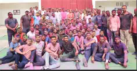 छिंदवाड़ा यशो:- श्रीमती निवेदिता गुप्ता(भा.पु.से.)सेनानी 8वी वाहिनी बिसबल छिंदवाड़ा के नेतृत्व में 8वी बटालियन एसएएफ पुलिस प्रशिक्षण स्कूल में होली मिलन समारोह का आयोजन किया गया जिसके मुख्य अतिथि शीलेन्द्र सिंह कलेक्टर छिंदवाड़ा रहे। समारोह में सर्वप्रथम 8वी बटालियन के अधिकारी कर्मचारीगण द्वारा कलेक्टर एवं सेनानी महोदया को गुलाल तिलक लगाकर स्वागत कियागया।