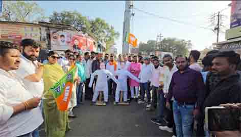 छिंदवाड़ा यशो:- आज भारतीय जनता पार्टी राममंदिर छोटी बाजार नगर मंडल समस्त भाजपा नेताओं ने कांग्रेस के पूर्व विधायक कमलनाथ एवं सौसर विधायक विजय चौरे द्वारा जो घोर निंदनीय बयान दिया गया और विजय चोरे द्वारा कल यह बयान दिया की लाशें बिछा देंगे इस निंदनीय बयान को लेकर आज कमलनाथ और विजय चौरे का पुतला दहन किया एवं चेतावनी दी की अगर इस बयान को लेकर उन्होंने छिंदवारा की जनता से माफ़ी नहीं मांगी तो भाजपा नगर मंडल 3 द्वारा और उग्र प्रदर्शन किया जावेगा। भाजपा द्वारा यह भी कहा गया की सम्पूर्ण देश मेंं मध्यप्रदेश में भाजपा की जानकल्याणकारी सररकार है।