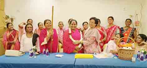 छिंदवाड़ा यशो:- जिले सहित संपूर्ण प्रदेश में महिला अपराध की घटनायें लगातार देखने को मिल रही है, और हमारा जिला महिला अपराध में धधक रहा है, आखिर पुलिस क्यों भूल गयी अपनी जनसेवा की शपथ ? अधिकारी क्यों हो गए गूंगे बहरे ? चौकियॉ खाली रहती है, अफसर फोन नहीं उठाते हैं शहर और जिले की कानून व्यवस्था पूर्ण रूप से निरंकुश हो चुकी है । प्रशासन के नुमाईंदे प्रदेश सरकार ने सर्कस के शेर की तरह बना दिया है, जो आज गली के कुत्तों से भी डर रहे हैं, जिस वजह से हमारी बहन, बेटियॉं, हमारी बच्चियॉं भय और आतंक के साये में पूर्ण रूप से आज असुरक्षित हैं, इनकी बिगड़ती कानून व्यवस्था से पूरे प्रदेश में गांव में शहर में भय और अराजकता माहौल है, एन.सी.आर. के आंकडे बताते हैं, कि मध्यप्रदेश महिला उत्पीडऩ अत्याचार से धधक रहा है ।