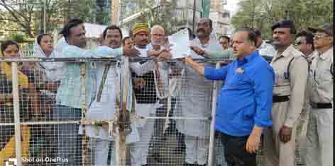 छिंदवाड़ा यशो:- मप्र की भाजपा सरकार और भाजपा के नेता आदिवासी हितैषी होने का झूठा ढिंढोरा पीटते हैं, जबकि सच्चाई यह है कि इसी सरकार में आदिवासी की जान व जमीन सबकुछ असुरक्षित है। विगत बीस वर्षों में आदिवासियों की जमीन गैर आदिवासियों को गैर कानूनी तरीके से बेचने का रिकॉर्ड कायम हुआ है। आदिवासियों की हत्या उनका शोषण और उन पर अत्याचार का नया कीर्तिमान भी भाजपा सरकार ने ही स्थापित किया है।