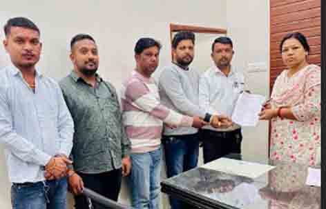 छिंदवाड़ा यशो:- बजरंग दल जिला गौरक्षा प्रमुख देशराज सूर्यवंशी ने बताया कि विश्व हिन्दू परिषद जिलाध्यक्ष अरविन्द प्रताप सिंह ,विभाग गौरक्षा प्रमुख गुड्डा रघुवंशी एवं जिला मंत्री सुभाष गड़ेकर के निर्देशानुसार आज बजरंग दल के कार्यकर्ताओं ने कलेक्ट्रेट पहुंचकर माननीय मुख्यमंत्री के नाम से ज्ञापन सौंपकर