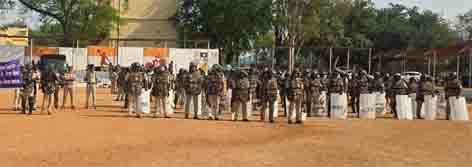 छिंदवाड़ा यशो:-आगामी त्यौहारों को दृष्टिगत रखते हुए पुलिस लाइन छिंदवाड़ा में पुलिस द्वारा बलवा परेड का आयोजन किया गया। यह परेड पुलिस अधीक्षक अजय पांडे एवं अतिरिक्त पुलिस अधीक्षक आयुष गुप्ता के नेतृत्व में संपन्न हुई। इस आयोजन में डीएसपी रामेश्वर चौबे, एसडीओपी जितेंद्र जाट, ष्टस्क्क अजय राणा, रक्षित निरीक्षक आशीष तिवारी थाना कोतवाली से उमेश गोलानी, कुंडीपुरा से मनोज बघेल, अमरवाड़ा, मोहखेड़, परासिया, पुलिस लाइन से सूबेदार लोहित, एवं अन्य थाना के थाना प्रभारी भी सम्मिलित रहे।