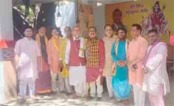 छिंदवाड़ा यशो :- मध्य प्रदेश संत पुजारी संघ के द्वारा बैठक आयोजित की गई होली महोत्सव के फूलों के रंगों की चौथा वर्ष है जिसमें जिला अध्यक्ष सुनील तिवारी मां कौशल प्रभारी मनीष तिवारी, राजेश द्विवेदी, अवधेश तिवारी, रामानी द्विवेदी, आशीष द्विवेदी, राजू महाराज, मनोज मिश्रा, तरुण शर्मा, शिव शंकर मिश्रा, सुरेंद्र शर्मा धनंजय शर्मा समस्त सदस्य के द्वारा निर्णय लिया गया की समस्त नागरिक एवं सभी लोग फूलों के रंगों की होली खेले यह निर्णय लिया गया समस्त जिला वास सहयोग करें शिव शिव मंदिर तहसील परिसर ।