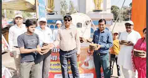 छिंदवाड़ा यशो:- आशारामजी गौशाला द्वारा शहर में जगह - जगह गाय के गोबर से बने कण्डों का स्टॉल लगाकर होलिका दहन हेतु कण्डे उपलब्ध कराए गए। कण्डे से होलिका दहन से पर्यावरण संरक्षण भी होता है। और जंगलों की अनावश्यक कटाई पर भी रोक लगती है। कण्डों से होलिका दहन हमारी वैदिक परंपरा भी है । गत कई वर्षों से पूज्य बापूजी की गौशाला कण्डों का निर्माण कर उचित दर पर आम लोगों को सुलभ करवाती हैं ।