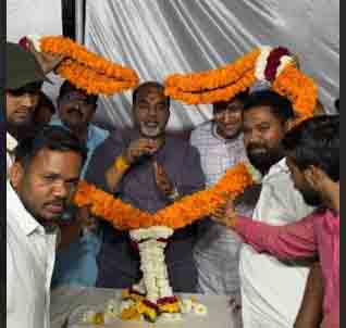 छिंदवाड़ा यशो:- भाजपा के शुभंकर जिलाध्यक्ष शेषराव यादव रविवार शाम को छिंदवाड़ा नगर वार्ड क्रमांक 1 के परतला में कार्यकर्ताओं से मुलाकात करने पहुंचे। भाजपा जिलाध्यक्ष शेषराव यादव के वार्ड क्रमांक 1 के परतला पहुंचने पर विजेंद्र चौहान एवं वार्ड क्रमांक 1 के पार्षद बड़े बबलू विश्वकर्मा द्वारा जोरदार स्वागत किया गया। इस अवसर पर उपस्थित कार्यकर्ताओं को संबोधित करते हुए भाजपा जिलाध्यक्ष शेषराव यादव ने सर्वप्रथम परतला के महाराजा को प्रणाम करते हुए कहा कि मैं आप लोगों के द्वारा किए गए स्वागत से अभिभूत हूं और आप सभी को धन्यवाद देता हैं, लेकिन मैं हमेशा से कहता हूं कि मैं पहले भी भाजपा का कार्यकर्ता था और आज भी भाजपा का कार्यकर्ता ही हूं। उन्होंने कहा कि हम सभी भाजपा परिवार के सदस्य हैं।