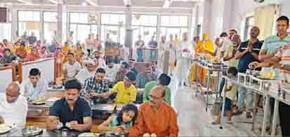 छिंदवाड़ा यशो:- सकल जैन समाज के साथ श्री दिगंबर जैन मुमुक्षु मंडल एवं अखिल भारतीय जैन युवा फेडरेशन के जिनशासन सेवकों ने फाल्गुन शुक्ल अष्टमी से फाल्गुन शुक्ल पूर्णिमा तक अनादि निधन शाश्वत महापर्व अष्टान्हिका की मंगल आराधना करते हुए जिनशासन की मंगल प्रभावना की।